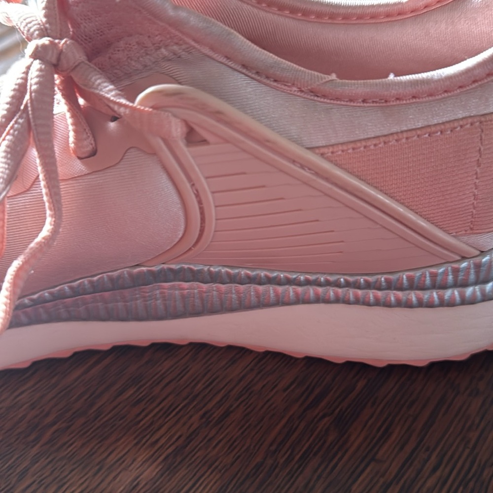 PUMA shoes. Size women 11 - Picture 4 of 6